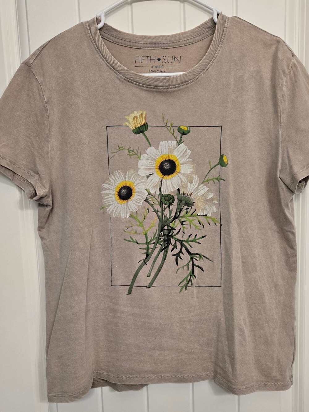 Fifth Sun Taupe Graphic Tee with White & Yellow Daisies
